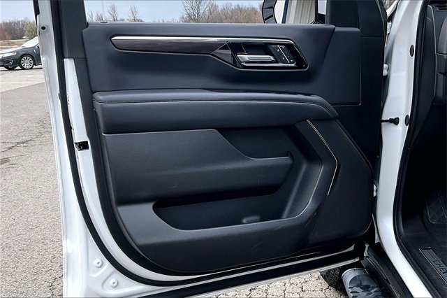Used 2025 Chevrolet Suburban Z71 image 20