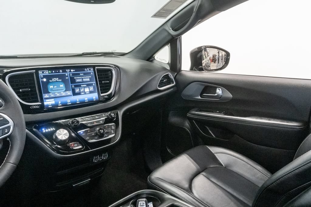 Certified 2025 Chrysler Pacifica Select FWD image 11