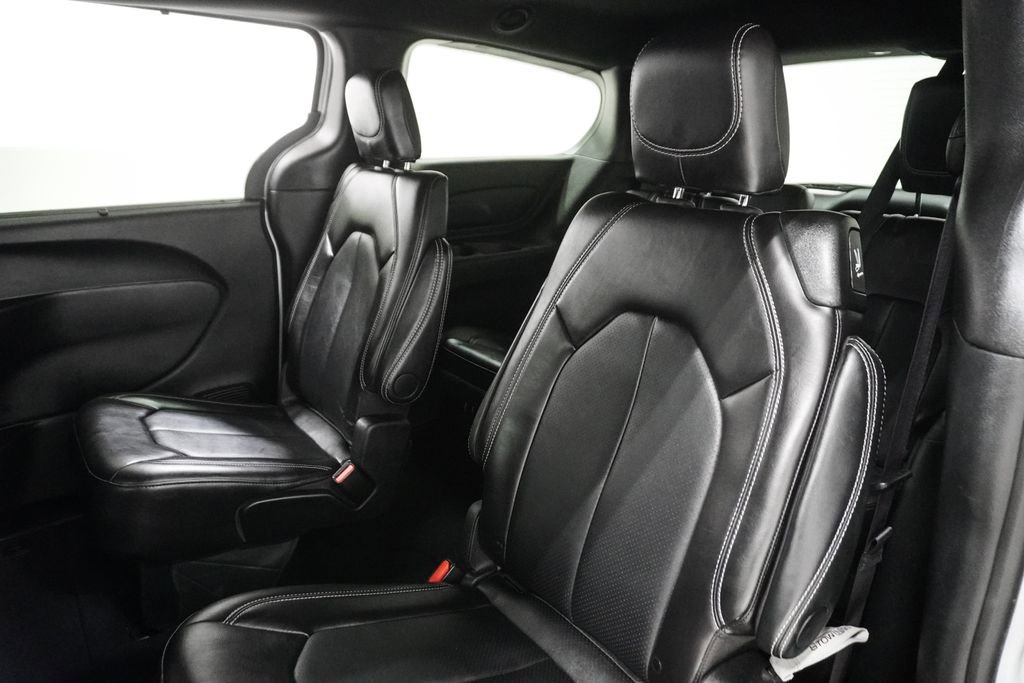 Used 2025 Chrysler Pacifica Select image 10
