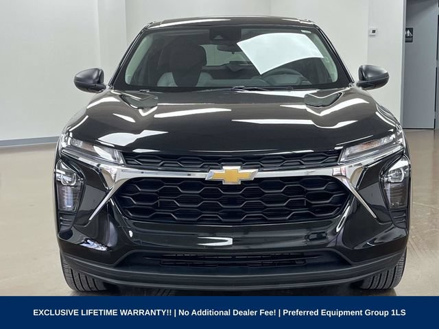 Used 2025 Chevrolet Trax LS FWD image 2