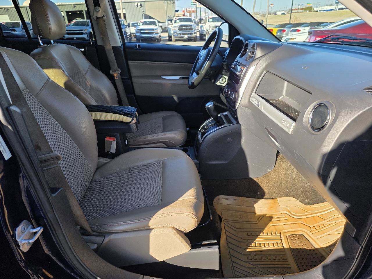 Used 2015 Jeep Compass Latitude image 17