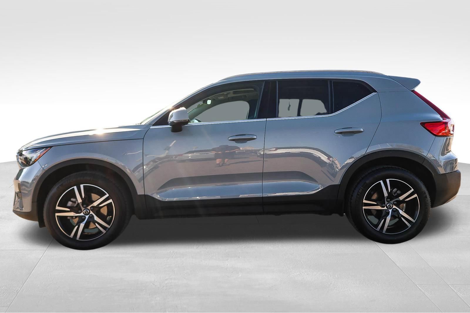 Used 2025 Volvo XC40 B5 Core image 9