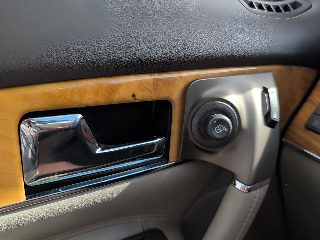 Used 2012 Lincoln MKX AWD image 18