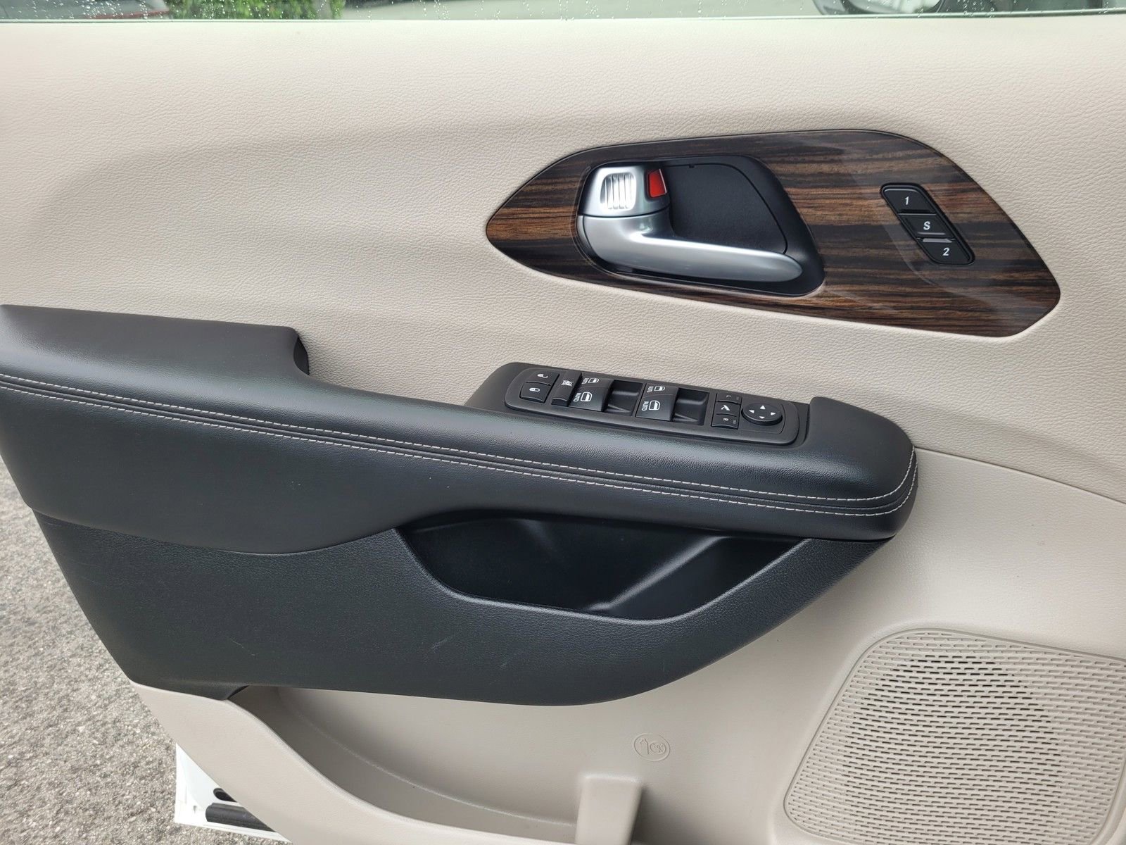 Used 2024 Chrysler Pacifica Limited image 38