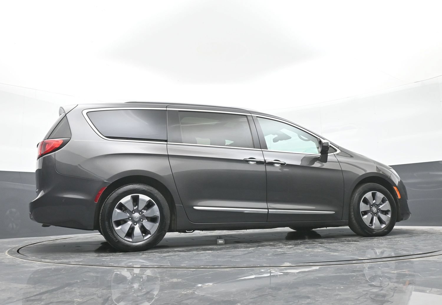 Used 2018 Chrysler Pacifica Limited w/ Advanced Safetytec Group FWD image 42