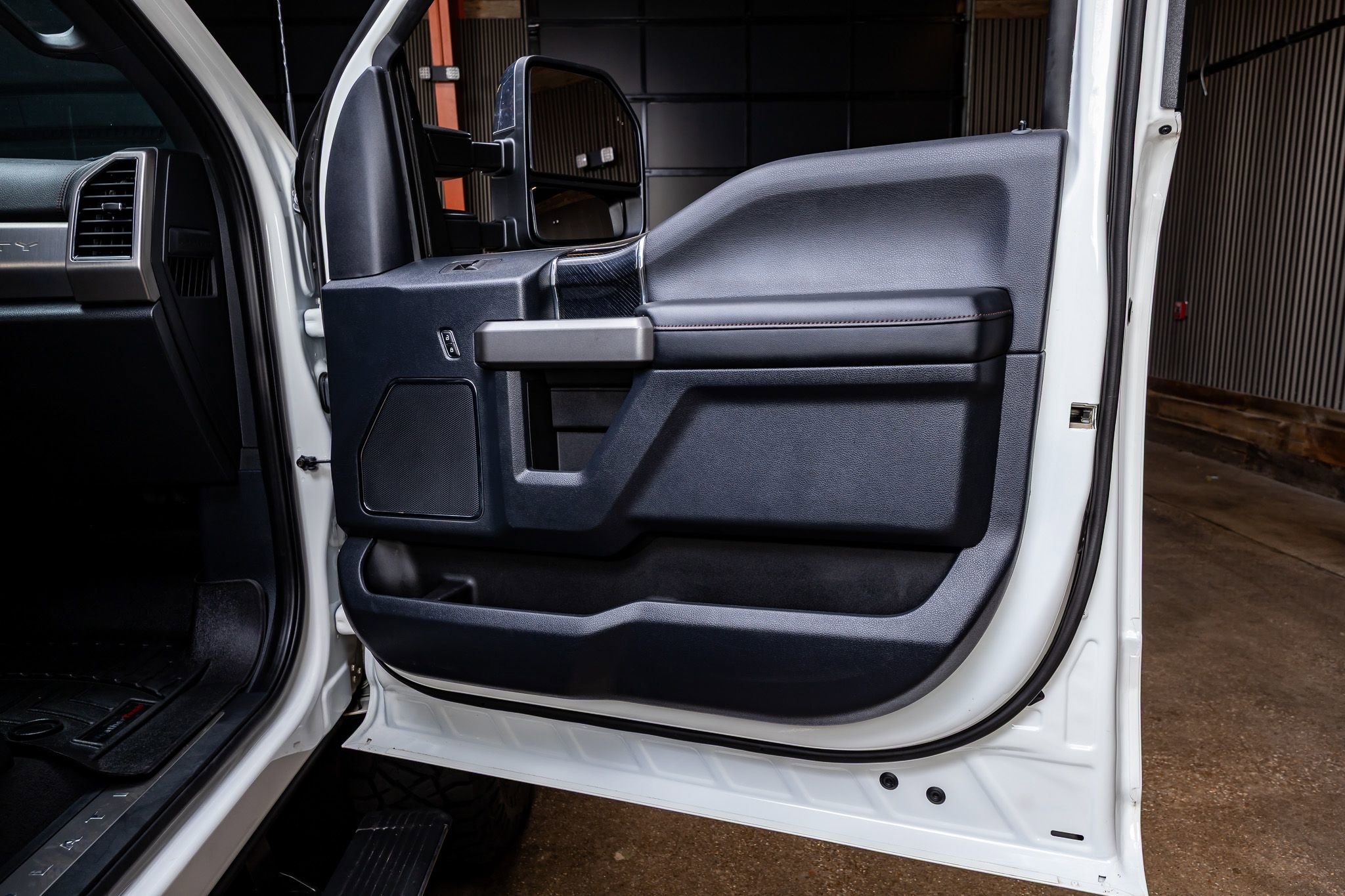 Used 2022 Ford F250 Platinum w/ FX4 Off-Road Package image 38