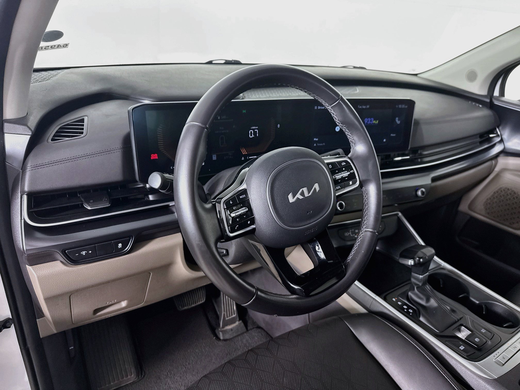 Used 2025 Kia Carnival FWD image 8