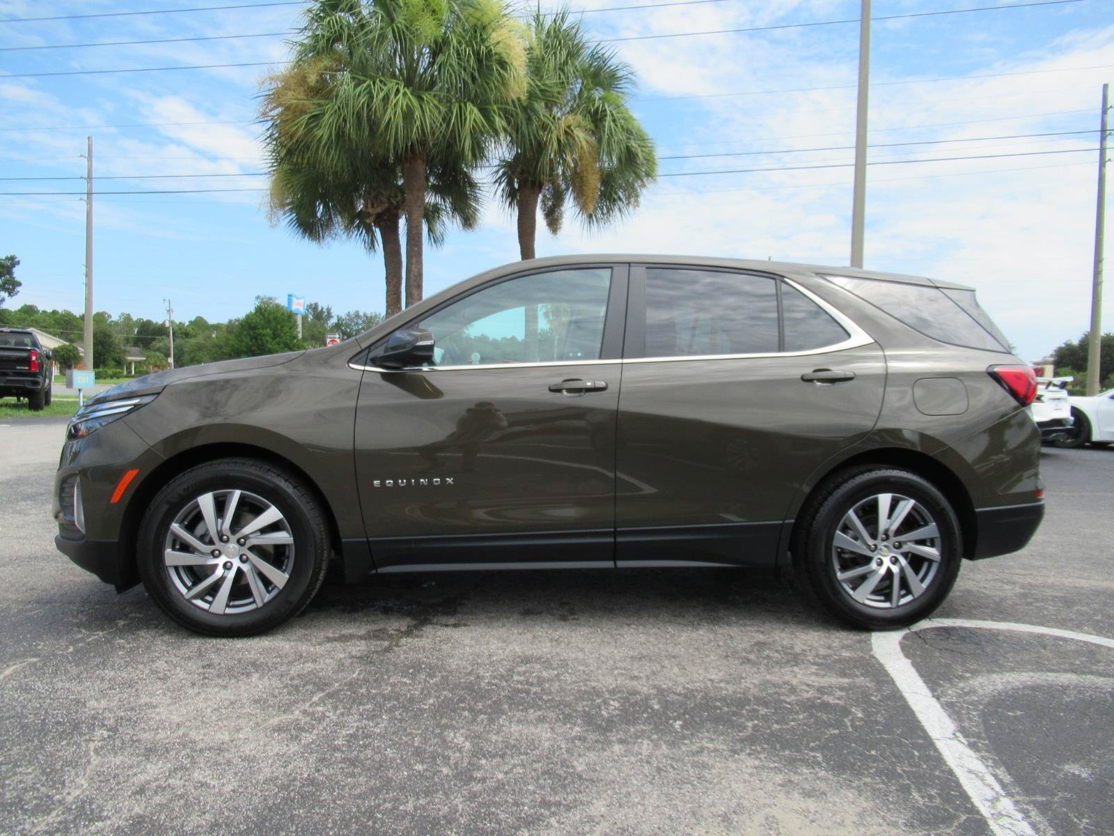 Used 2023 Chevrolet Equinox LT FWD image 2