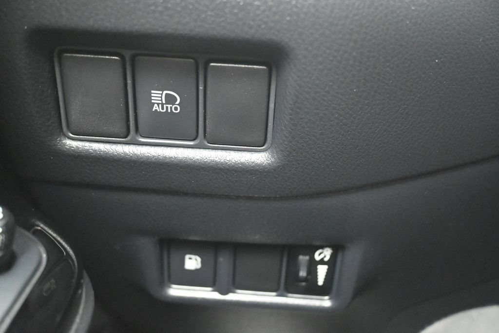 Used 2020 Toyota C-HR XLE FWD image 24