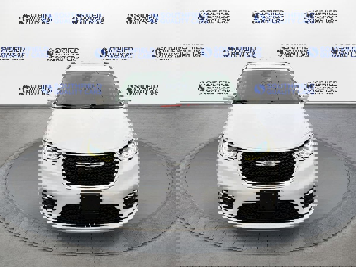 Used 2021 Chrysler Pacifica Touring-L image 9