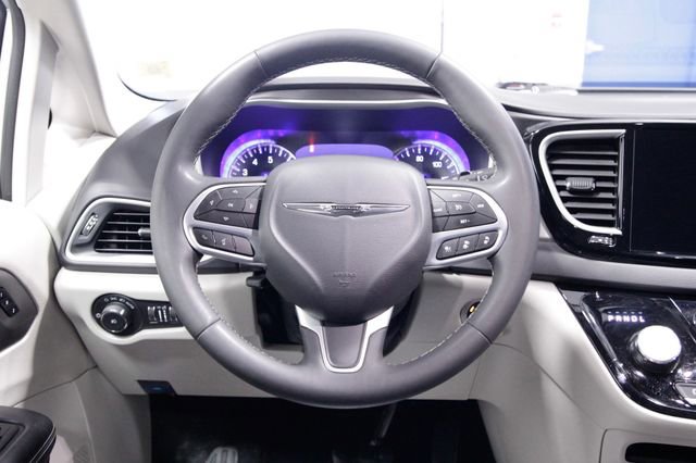 Used 2024 Chrysler Pacifica Touring-L image 15