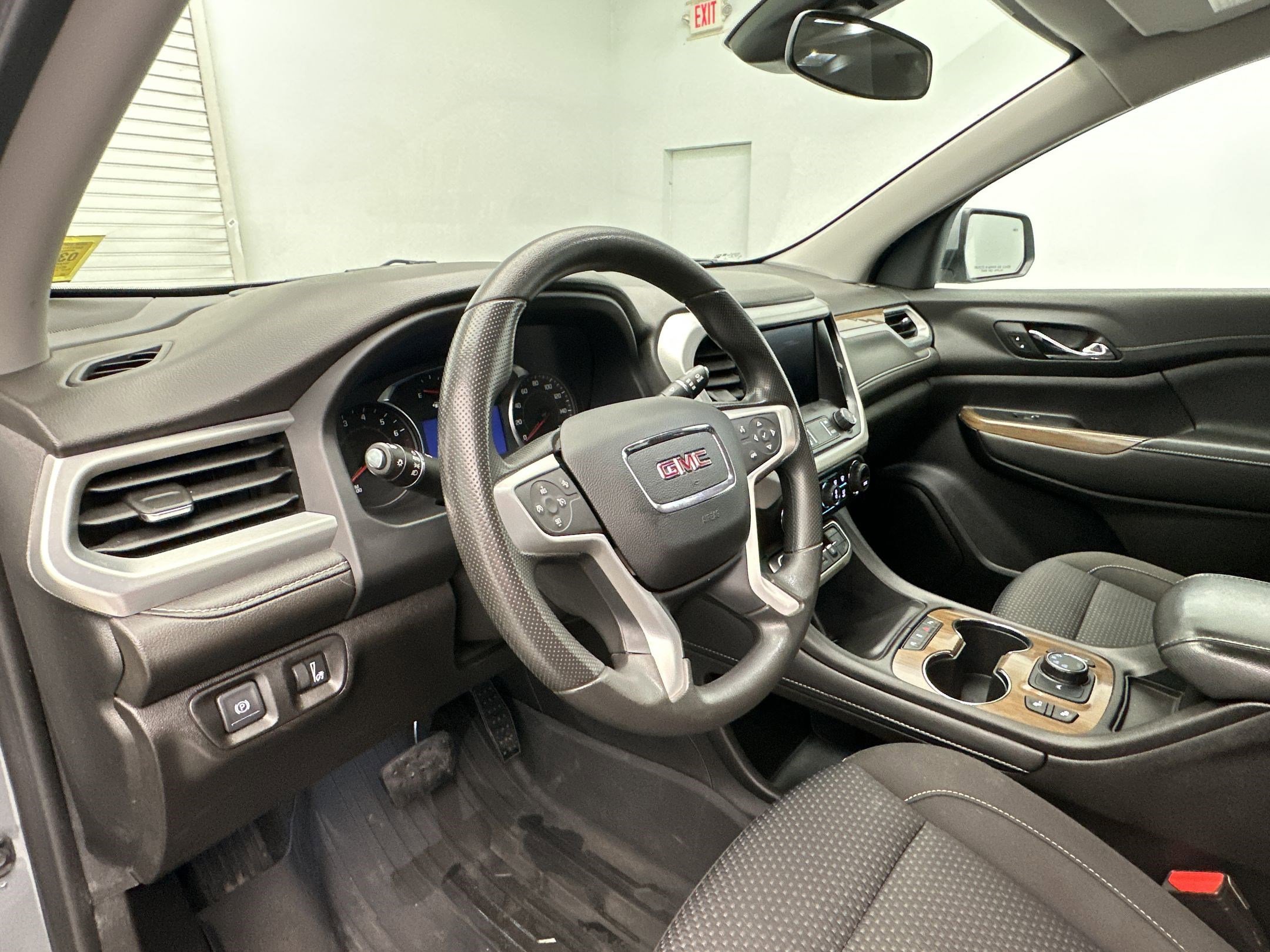 Certified 2023 GMC Acadia SLE w/ Driver Convenience Package AWD/4WD image 4