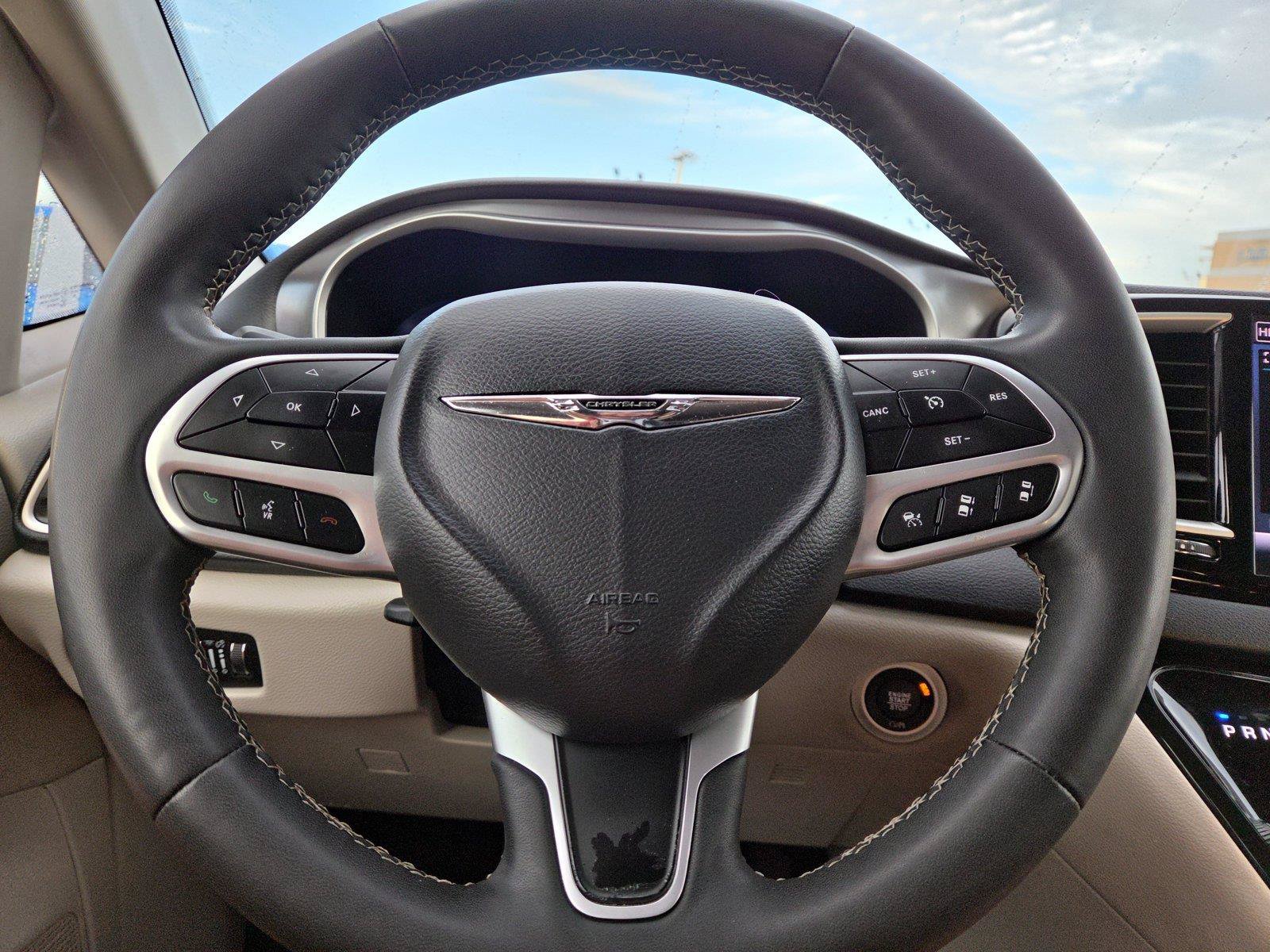 Used 2024 Chrysler Pacifica Touring-L FWD image 13