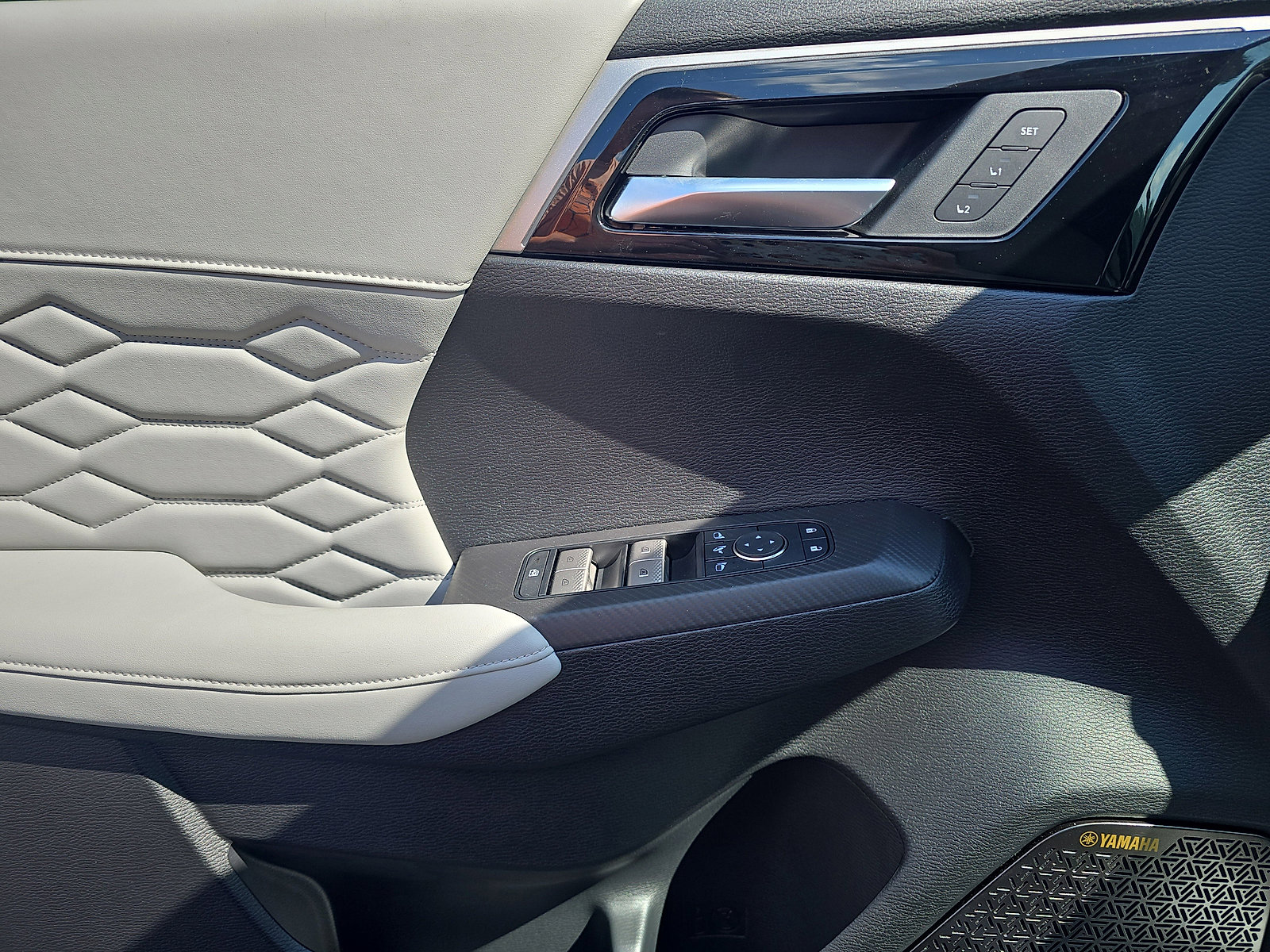 New 2025 Mitsubishi Outlander image 12