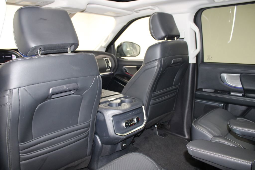 Used 2025 Ford Expedition Platinum image 29