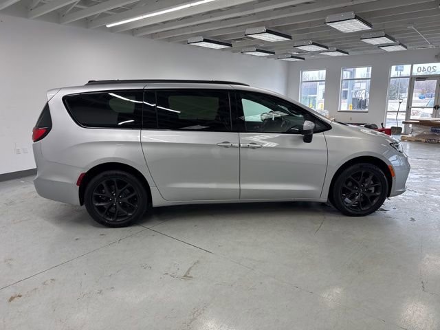 Used 2023 Chrysler Pacifica Touring-L w/ S Appearance Package image 14