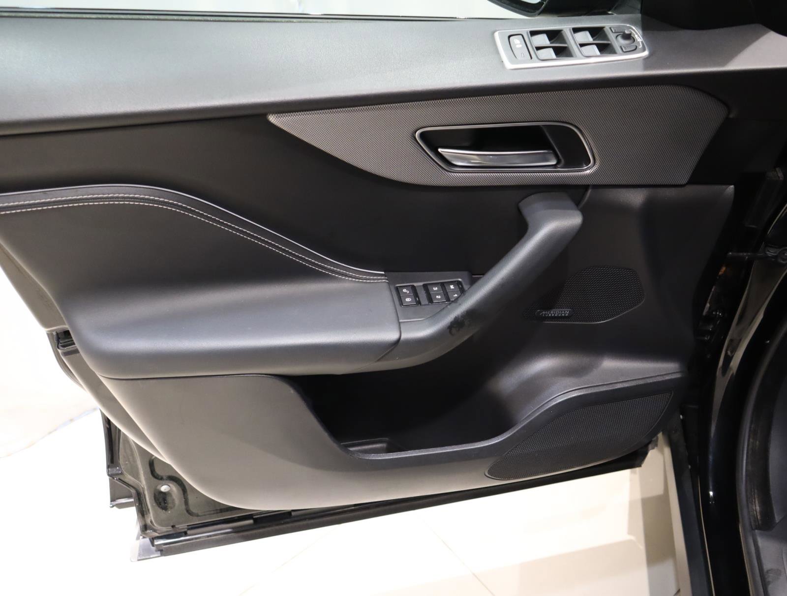 Used 2020 Jaguar F-PACE SVR image 24