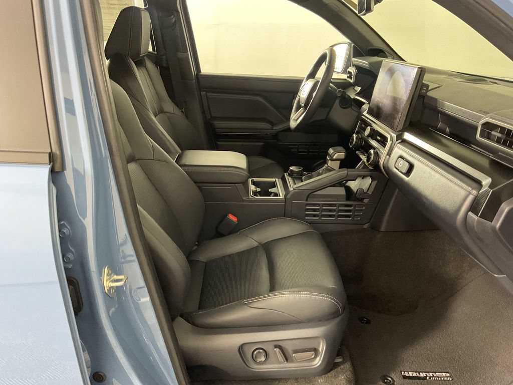 Used 2025 Toyota 4Runner Limited AWD/4WD image 25