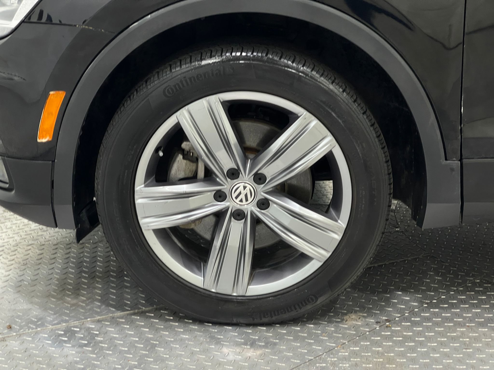 Used 2021 Volkswagen Tiguan SEL AWD/4WD image 36