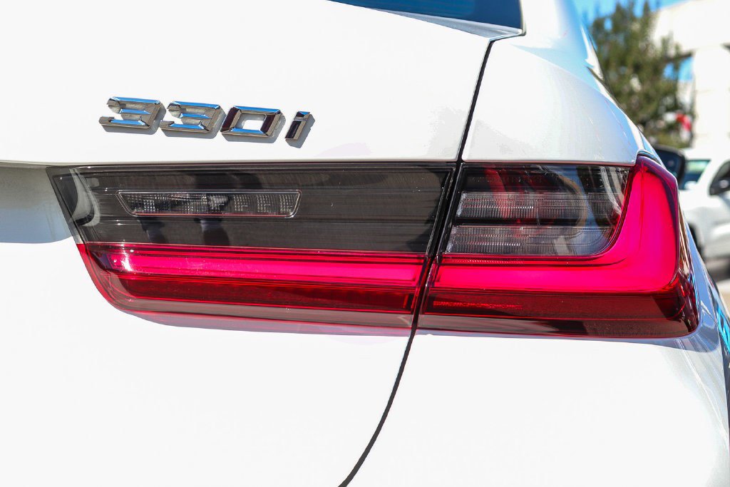 Used 2022 BMW 330i Sedan w/ Driving Assistance Package RWD image 9