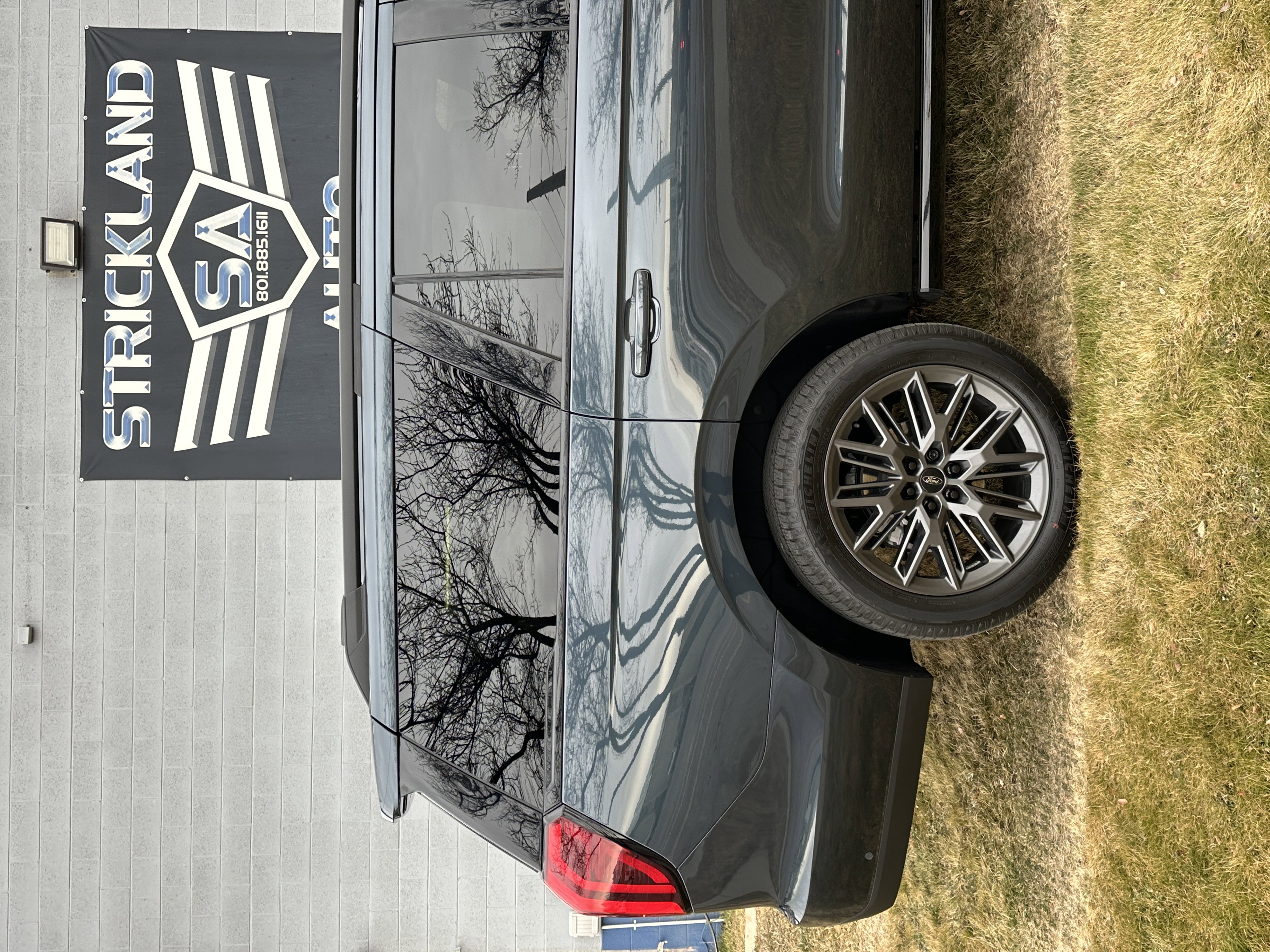 Used 2025 Ford Expedition Platinum w/ Stealth Appearance Package AWD/4WD image 6