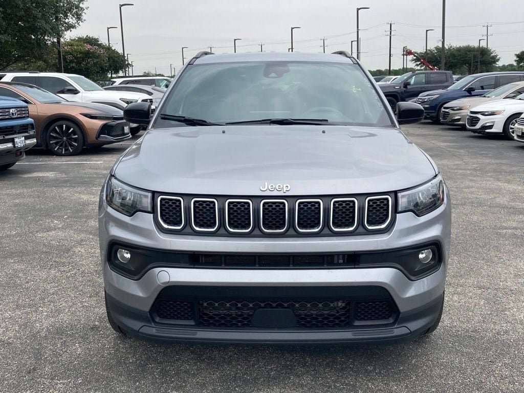 Used 2024 Jeep Compass Latitude AWD/4WD image 2