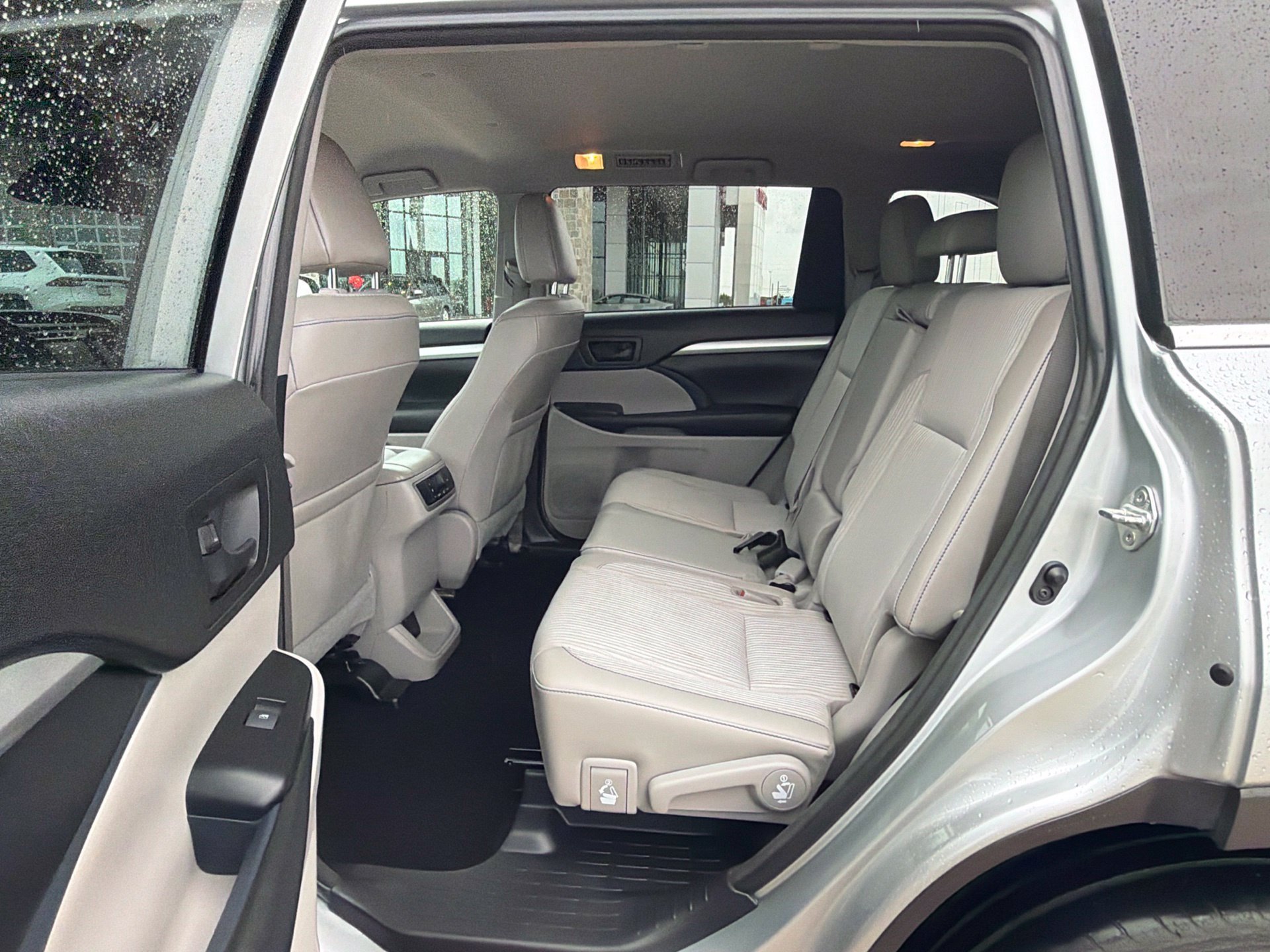 Used 2018 Toyota Highlander Plus AWD/4WD image 11