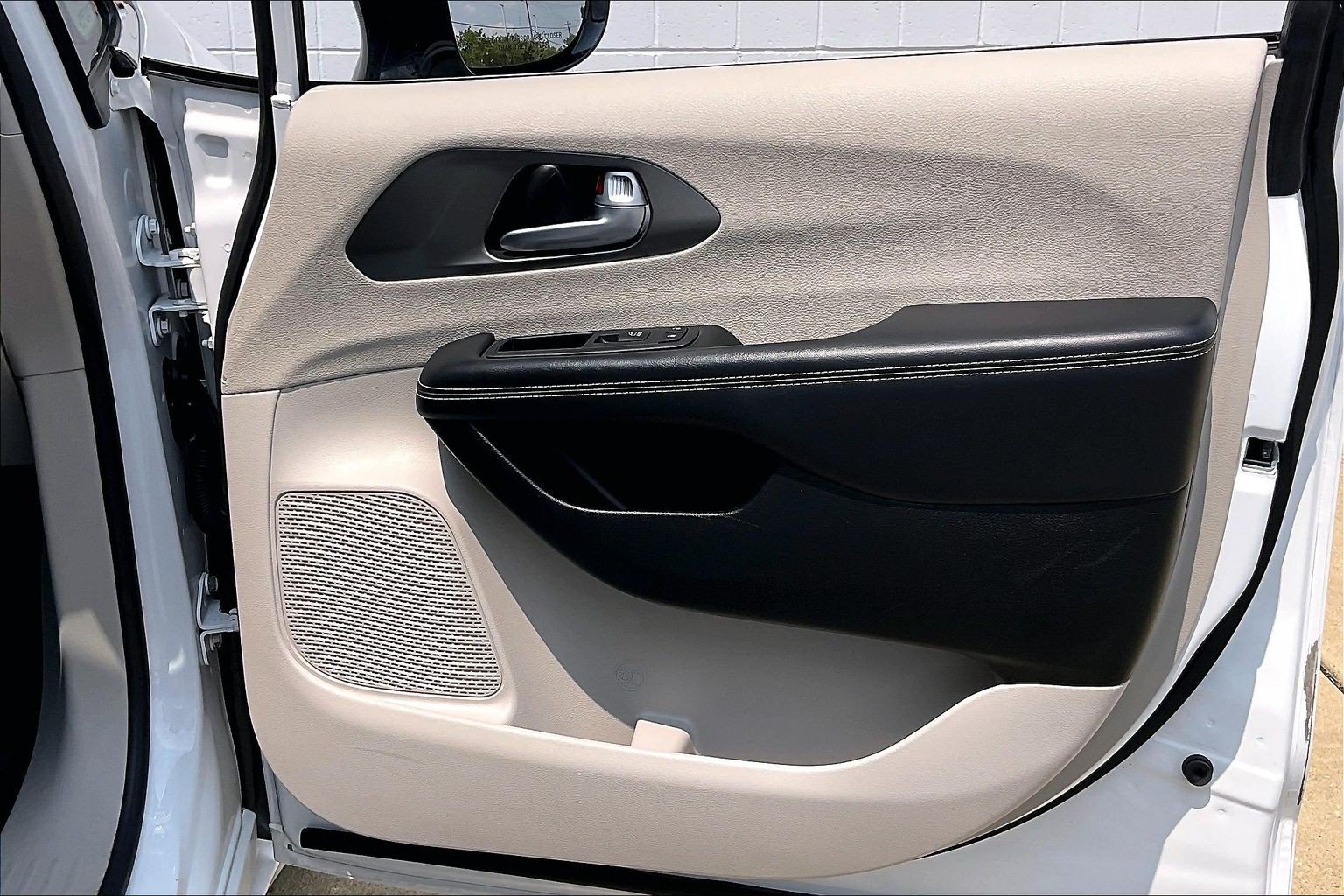 Used 2024 Chrysler Pacifica Touring-L FWD image 27