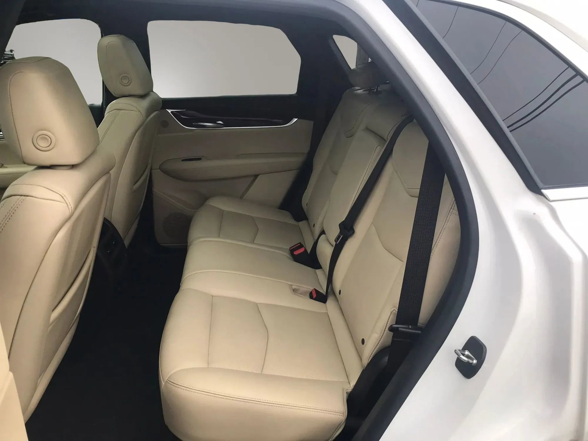 Used 2017 Cadillac XT5 Luxury w/ Driver Awareness Package AWD/4WD image 3