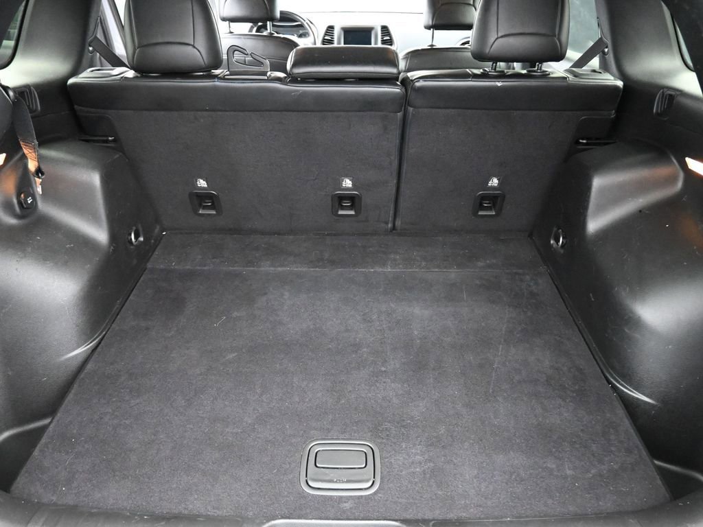 Used 2019 Jeep Cherokee Latitude Plus w/ Cold Weather Group AWD/4WD image 14