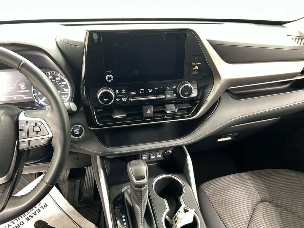 Used 2023 Toyota Highlander LE AWD/4WD image 18