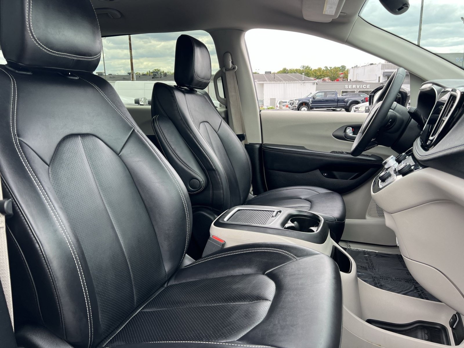 Used 2024 Chrysler Pacifica Limited FWD image 27
