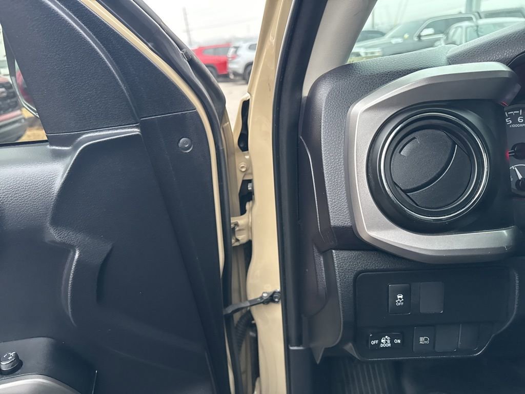 Used 2020 Toyota Tacoma SR5 image 12