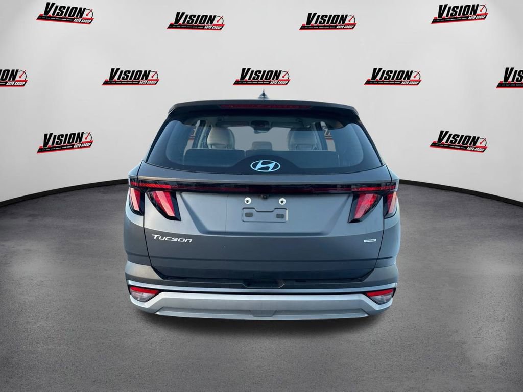 Certified 2025 Hyundai Tucson SE image 6
