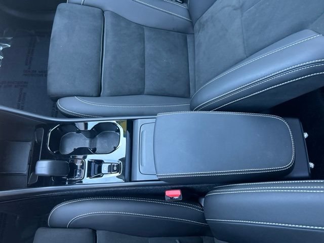 Certified 2025 Volvo XC40 B5 Plus AWD/4WD image 27