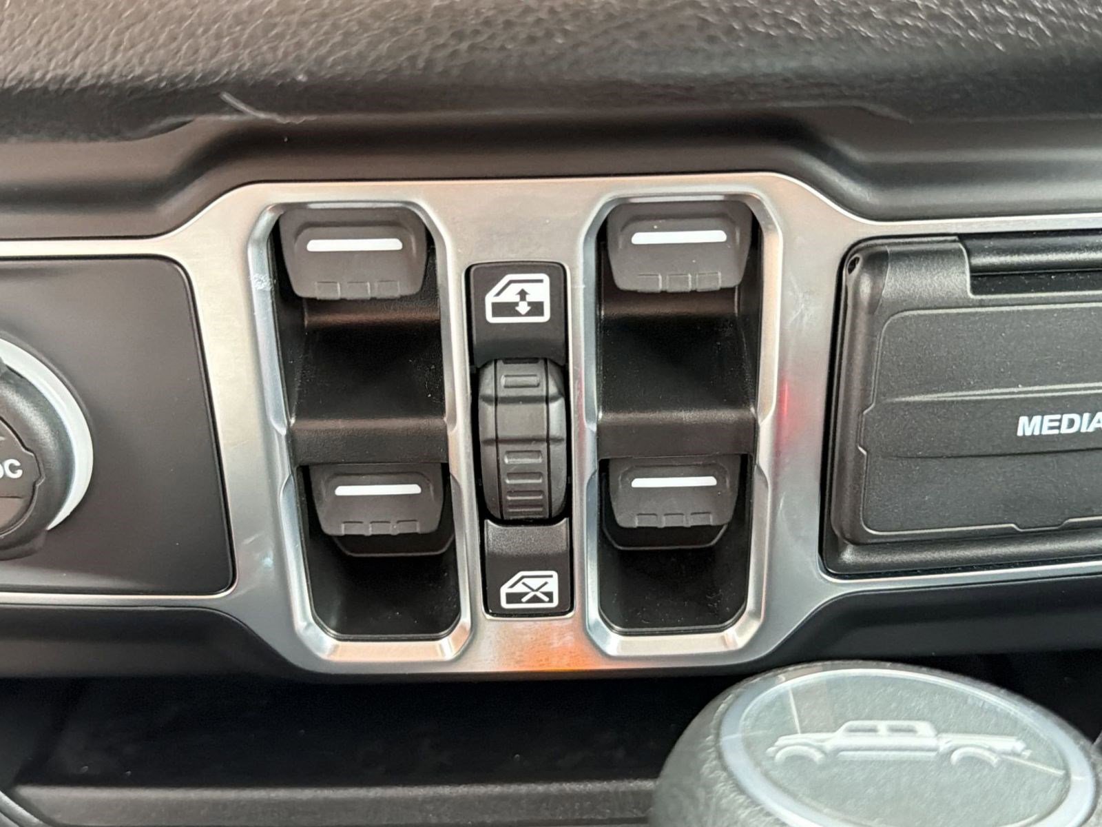 Used 2025 Jeep Gladiator Sport image 23