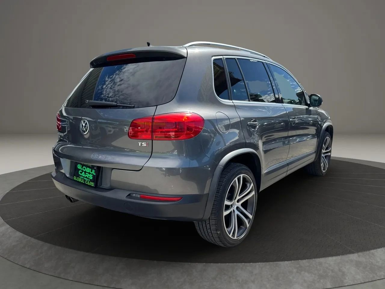 Used 2017 Volkswagen Tiguan SEL image 4