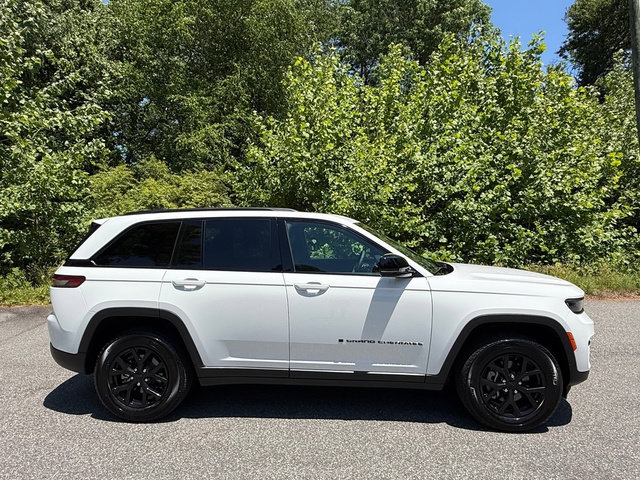 Used 2025 Jeep Grand Cherokee Altitude AWD/4WD image 5