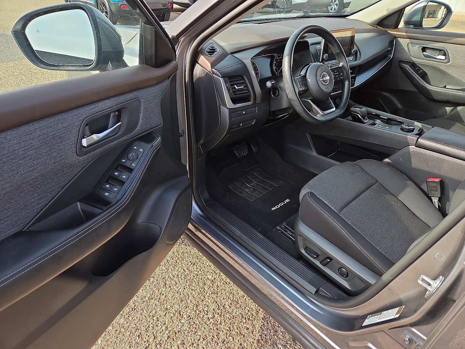 Used 2023 Nissan Rogue SV image 12