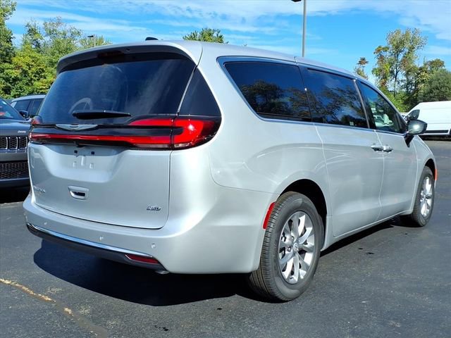 New 2026 Chrysler Pacifica Select image 2
