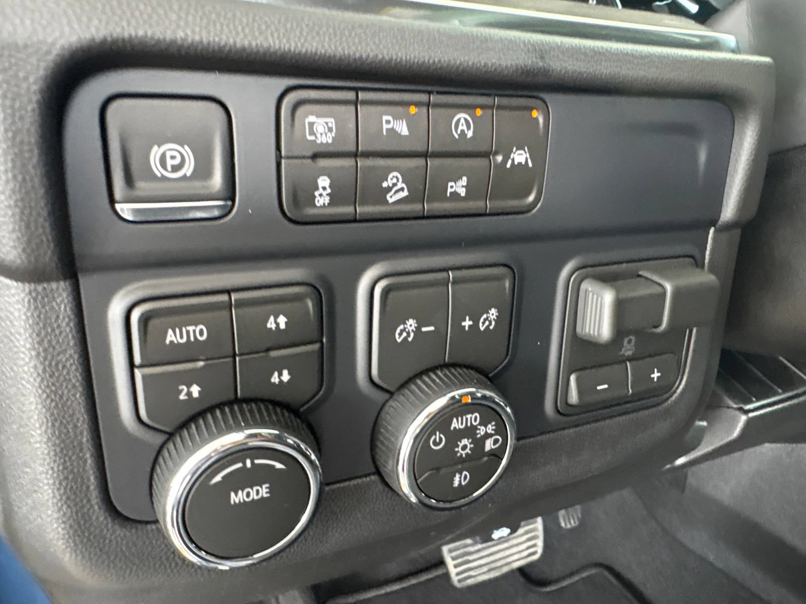 New 2026 Chevrolet Suburban LT w/ Comfort Package AWD/4WD image 15