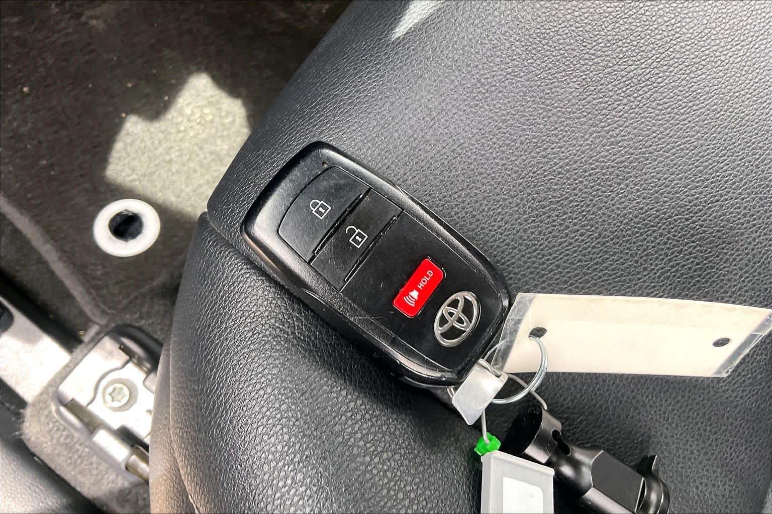 Used 2025 Toyota Corolla Cross XLE FWD image 14