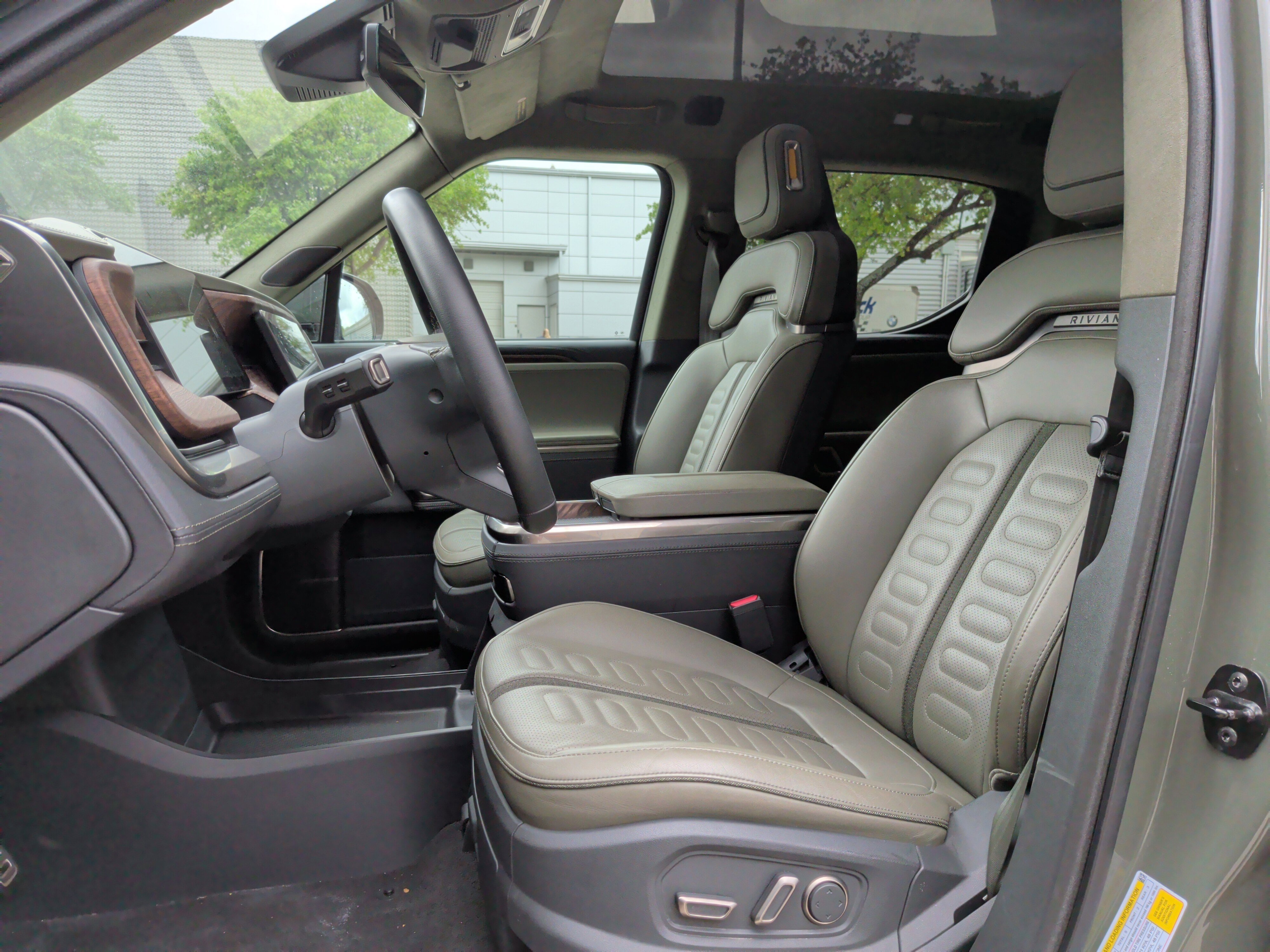 Used 2023 Rivian R1T Launch Edition image 16