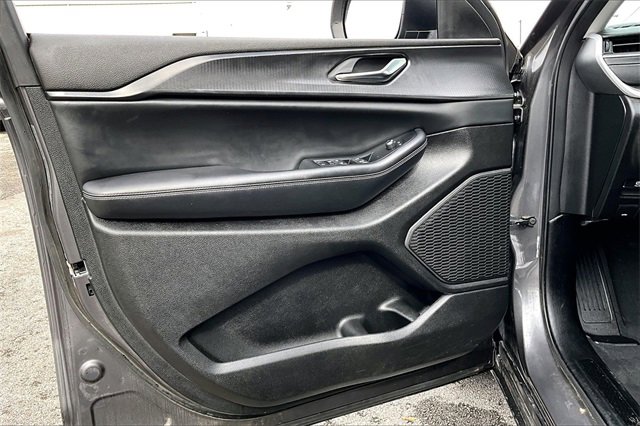 Used 2024 Jeep Grand Cherokee Laredo image 17