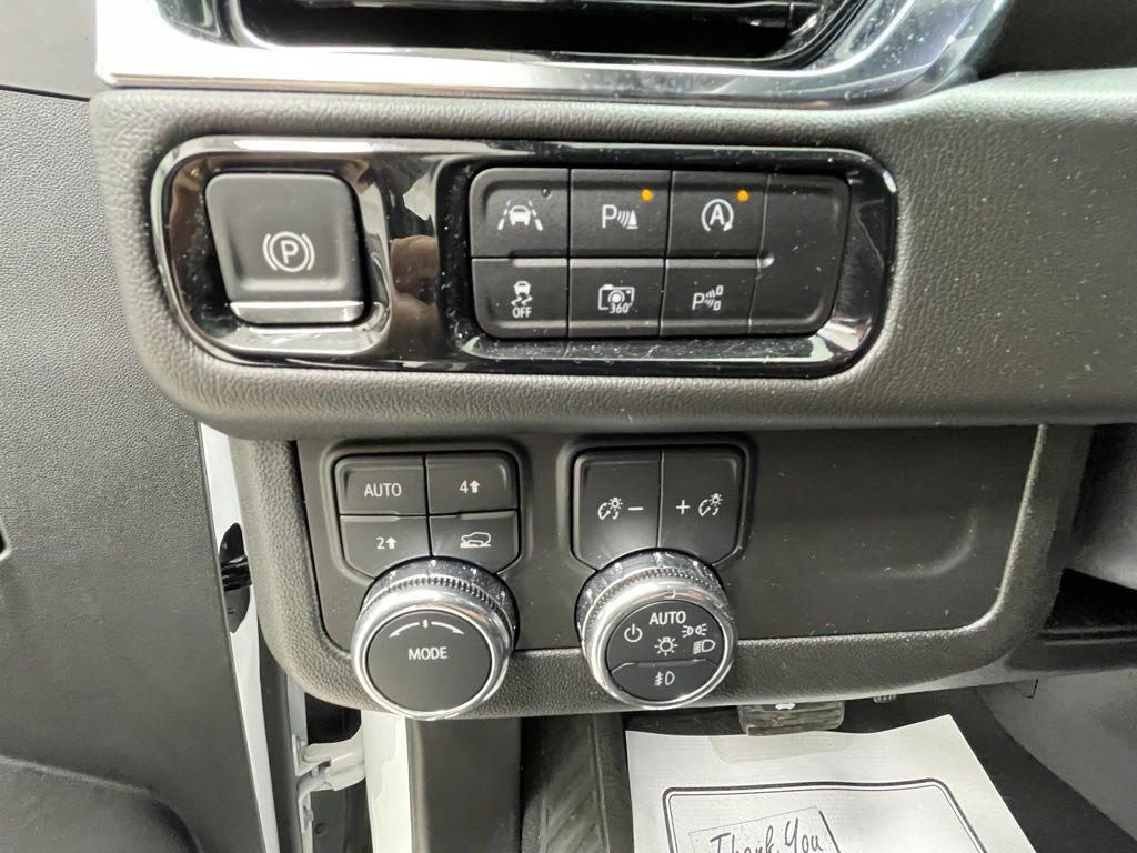 Used 2025 GMC Yukon XL Denali AWD/4WD image 16