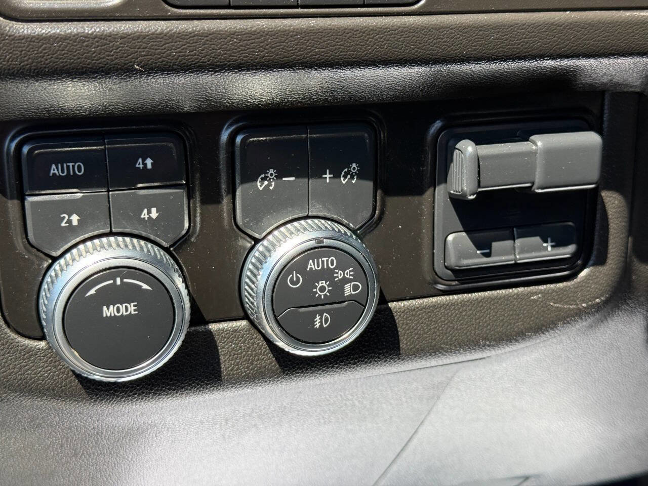 Used 2023 GMC Yukon XL SLE w/ Max Trailering Package AWD/4WD image 17
