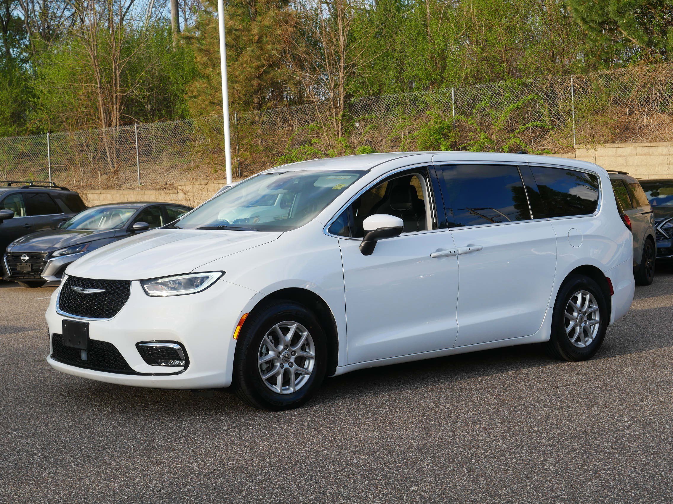 Used 2023 Chrysler Pacifica Touring-L FWD image 3