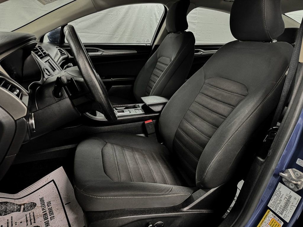 Used 2017 Ford Fusion SE image 9
