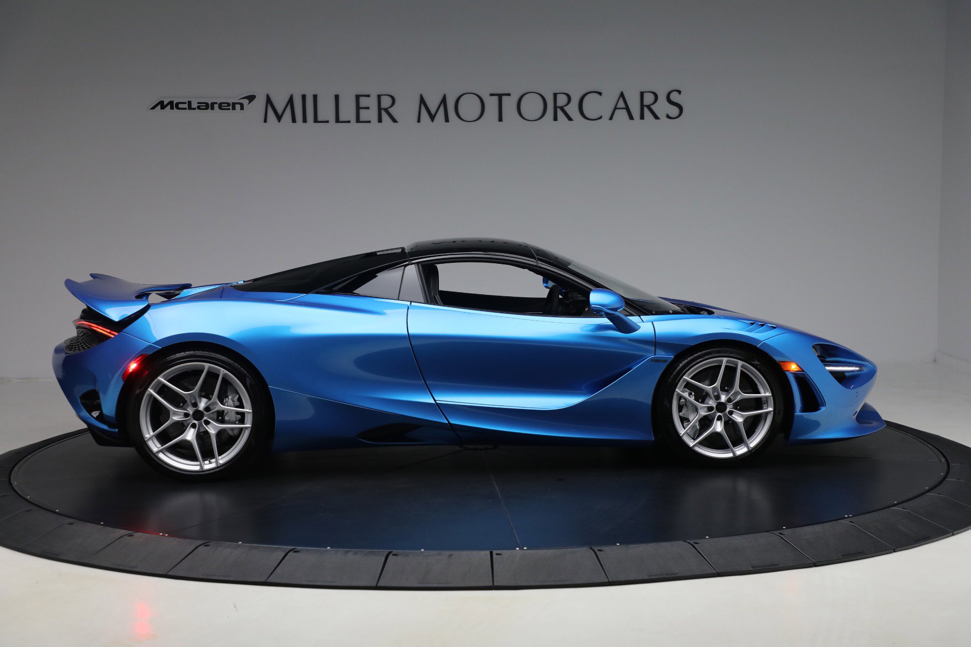 Used 2025 McLaren 750S Spider RWD image 28