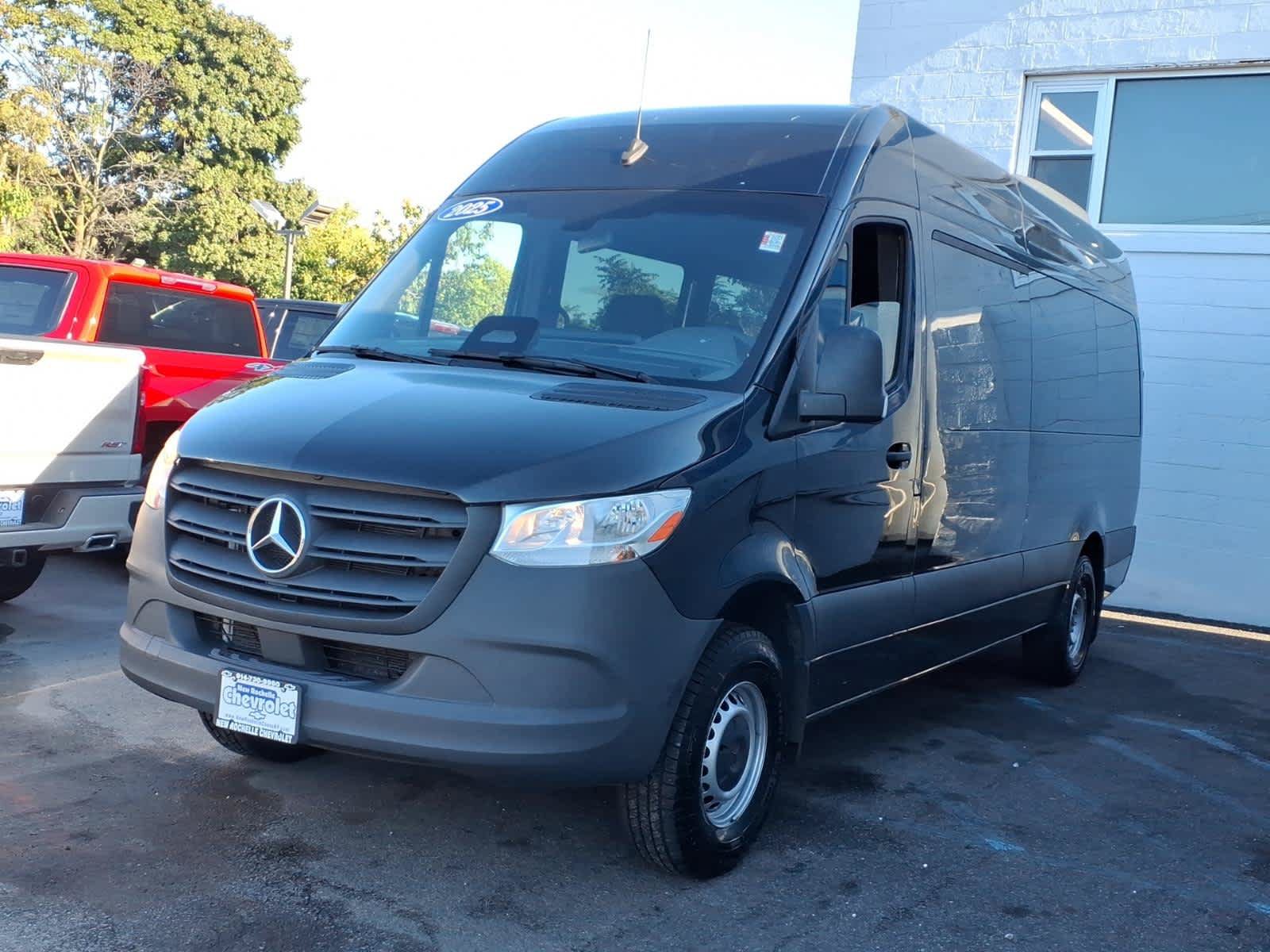 Used 2025 Mercedes-Benz Sprinter 2500 image 3